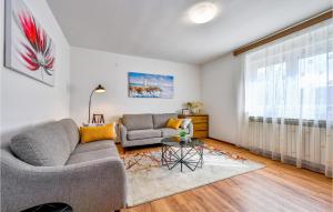 Posezení v ubytování 2 Bedroom Beautiful Home In Trnovec