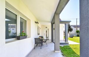 Patio nebo venkovní prostory v ubytování 2 Bedroom Beautiful Home In Trnovec