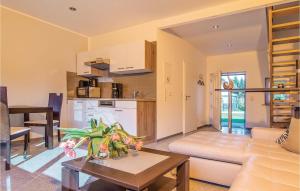 ein Wohnzimmer mit einem Sofa und einem Tisch in der Unterkunft Nice Home In Pinnow With 2 Bedrooms And Wifi in Petersberg