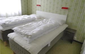 Postel nebo postele na pokoji v ubytování Gorgeous Home In Kvinlog With Kitchen