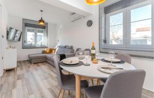 Istumisnurk majutusasutuses Nice Home In Sveti Fiilip I Jakov