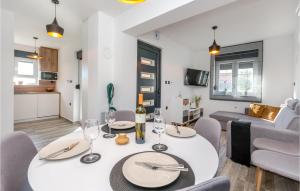 Televiisor ja/või meelelahutuskeskus majutusasutuses Nice Home In Sveti Fiilip I Jakov