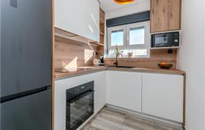 Köök või kööginurk majutusasutuses Nice Home In Sveti Fiilip I Jakov