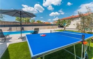 Lauatennis majutusasutuses Nice Home In Sveti Fiilip I Jakov või selle läheduses