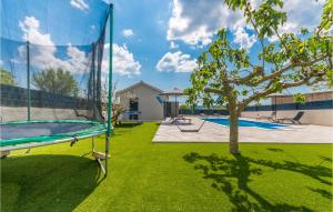 Bassein majutusasutuses Nice Home In Sveti Fiilip I Jakov või selle lähedal +25 fotot