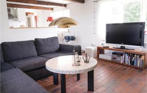 TV a/nebo společenská místnost v ubytování Amazing Home In Klagstorp With 3 Bedrooms, Internet And Private Swimming Pool