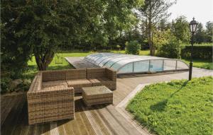 Bazén v ubytování Amazing Home In Klagstorp With 3 Bedrooms, Internet And Private Swimming Pool nebo v jeho okolí