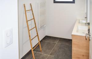 Ένα μπάνιο στο Stunning Home In Saint-Hilaire-De-Riez
