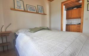 Säng eller sängar i ett rum på 2 Bedroom Amazing Home In Hedekas