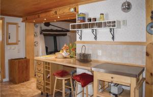 Kuchyň nebo kuchyňský kout v ubytování Amazing Home In Vimmerby With House Sea View