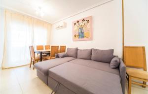 a living room with a couch and a table at Gorgeous Apartment In Oropesa Del Mar in Oropesa del Mar