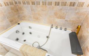 a bathroom with a bath tub with a shower at Gorgeous Apartment In Oropesa Del Mar in Oropesa del Mar +14 photos