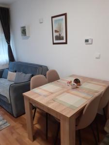 A seating area at Apartman Anđela i Aleksa Divčibare