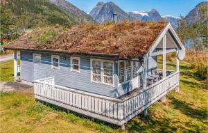 una vieja casa azul con techo de hierba en Stunning Home In Fjrland With 3 Bedrooms, en Fjærland