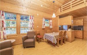 ein Esszimmer mit einem Tisch und Stühlen in der Unterkunft 3 Bedroom Gorgeous Home In Fjrland in Fjærland