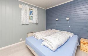 En eller flere senger på et rom på 3 Bedroom Gorgeous Home In Fjrland