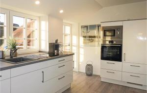 1 Bedroom Stunning Apartment In Klanxbll tesisinde mutfak veya mini mutfak