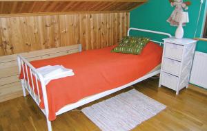 Säng eller sängar i ett rum på Gorgeous Home In Skillingaryd With Kitchen
