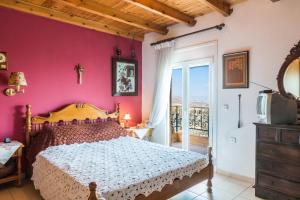 um quarto com uma cama com uma parede vermelha em House With Private Pool, Isolated, Unique View em Kalo Chorio