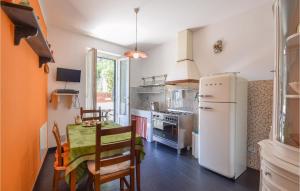Kuchyňa alebo kuchynka v ubytovaní 3 Bedroom Amazing Apartment In Genova