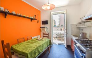 Kuchyňa alebo kuchynka v ubytovaní 3 Bedroom Amazing Apartment In Genova