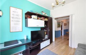 Televízia a/alebo spoločenská miestnosť v ubytovaní 3 Bedroom Amazing Apartment In Genova