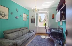 sala de estar con sofá y TV en 3 Bedroom Amazing Apartment In Genova en Génova