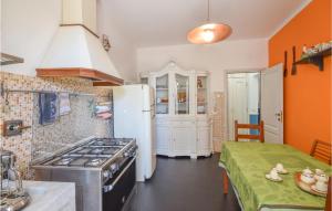 Kuchyňa alebo kuchynka v ubytovaní 3 Bedroom Amazing Apartment In Genova