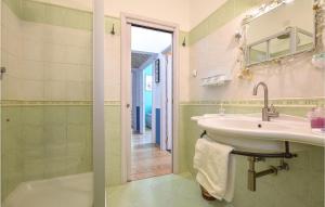 Kúpeľňa v ubytovaní 3 Bedroom Amazing Apartment In Genova