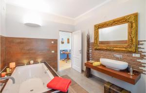 Kúpeľňa v ubytovaní 3 Bedroom Amazing Apartment In Genova