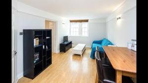 a living room with a table and a dining room at Delightful 1-bedroom Apartment In Whitechapel in London