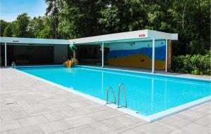 uma grande piscina com um pavilhão ao lado em Amazing Home In Overberg With Wifi em Overberg