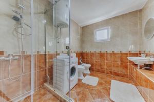 バールにあるApartmani Vittoriaのシャワー、トイレ、洗面台を備えたバスルーム +25枚の写真