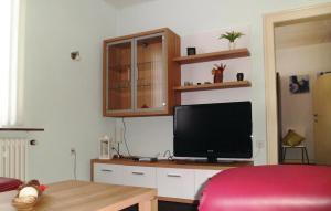 メーデバッハにあるBeautiful Apartment In Medebach With Kitchenのリビングルーム(木製テーブル、テレビ付)