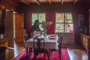 En restaurant eller et andet spisested på Quiet Mind Lodge, Spa & Retreat Sequoias
