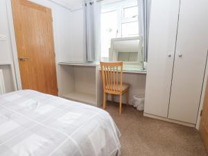 アンブルサイドにあるLittle Stone Howeのベッドルーム1室(ベッド1台、デスク、椅子付)
