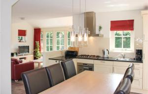een keuken met een tafel en stoelen bij Buitengoed Het Lageveld - 51 in Hoge-Hexel
