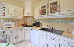 Kuchyň nebo kuchyňský kout v ubytování Pet Friendly Home In Marcey-Les-Grèves