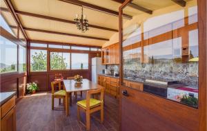een keuken met een tafel en stoelen in een kamer bij Cozy Home In Caccamo With Kitchenette in Caccamo
