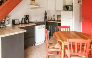 Cuina o zona de cuina de Stunning Home In La Salvetat-sur-agout With Wifi
