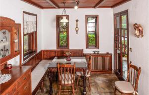 comedor con mesa de madera y sillas en Villa Melenia en Marathón