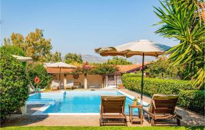 馬拉松的住宿－Villa Melenia，一个带两把椅子和遮阳伞的游泳池