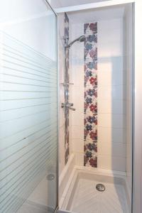 eine Duschkabine im Bad mit Badewanne in der Unterkunft appartement au pied des pistes in Orcières