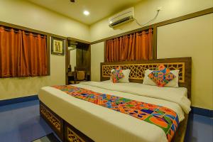 um quarto com uma cama grande num quarto em FabExpress Shivalya em Calcutá