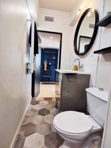 Et badeværelse på Appartement 35m2 proche musée Soulages