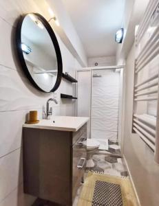 Et badeværelse på Appartement 35m2 proche musée Soulages
