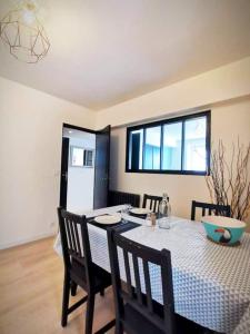 d'une salle à manger avec une table, des chaises et une fenêtre. dans l'établissement Appartement 35m2 proche musée Soulages, à Rodez