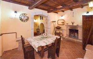 uma sala de jantar com uma mesa e uma lareira em Stunning Home In Poggio Nativo With 4 Bedrooms em Poggio Nativo