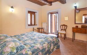 um quarto com uma cama, uma secretária e uma cadeira em Stunning Home In Poggio Nativo With 4 Bedrooms em Poggio Nativo