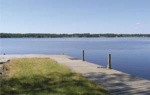 Amazing Home In Bolmsö With Sauna في Bolmsö: مرسى على كمية كبيرة من المياه